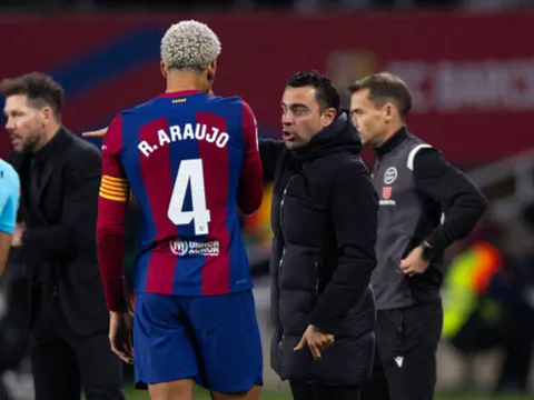 Ronald Araujo ca ngợi Xavi hết lời