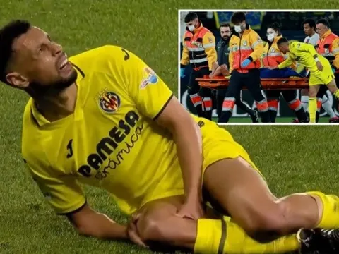 Cựu tiền vệ Arsenal ôm mặt, rời sân trên cáng