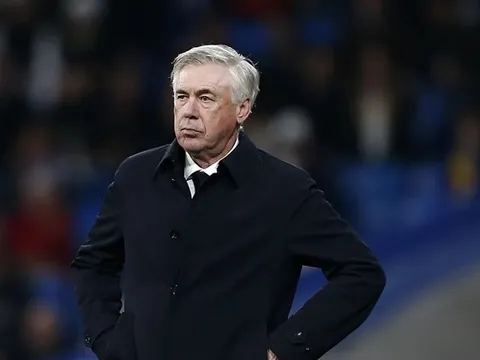 Real thắng hủy diệt, Ancelotti nhận câu hỏi khó về Barca