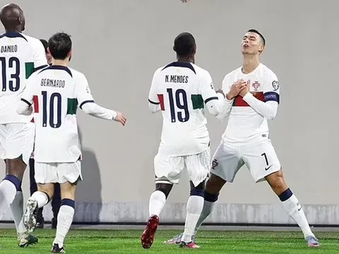 Ronaldo tạo cách ăn mừng mới