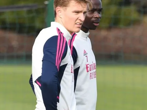 Ozil tán dương Benzema sau khi đánh sập Nou Camp