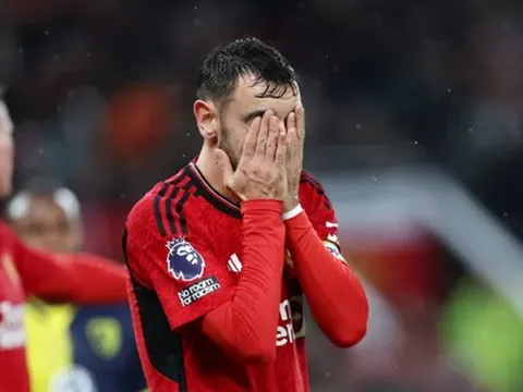 Chuyên gia chỉ trích Bruno Fernandes cố tình nhận thẻ vàng