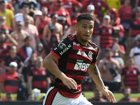 Hậu vệ Man Utd ghi bàn, không khác gì siêu tiền đạo