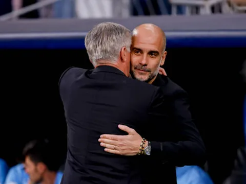 Thấy gì từ sự cố chấp của Pep Guardiola?