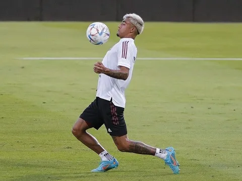 Chữ ký mới bắt đầu tập luyện với đội một Barca