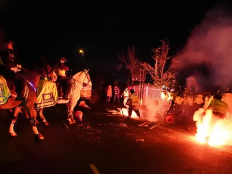 Toàn cảnh cuộc hỗn chiến bên ngoài Villa Park