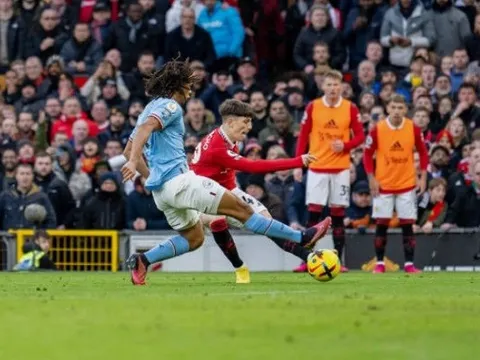 Lời khen của Van der Sar chỉ ra thương vụ trọng điểm của Man Utd