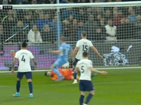 Đỉnh điểm sự sỉ nhục, CĐV Tottenham muốn 'nổ mắt' với đội nhà