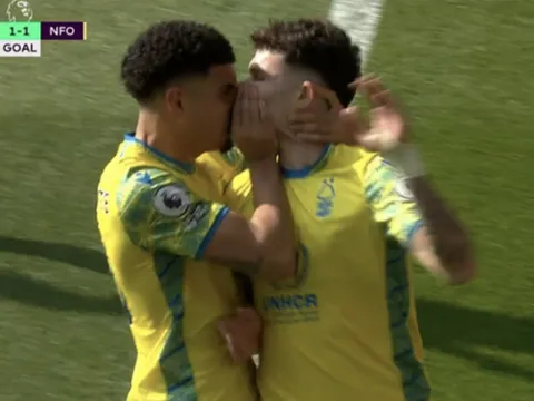 Cầu thủ Nottingham Forest hôn đồng đội ngay trên sân