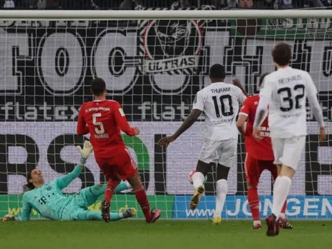 Lãnh thẻ đỏ tai hại, Bayern phơi áo trước Monchengladbach