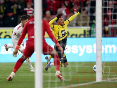 Sancho ngã đẹp kiếm phạt đền, Dortmund nối dài mạch bất bại