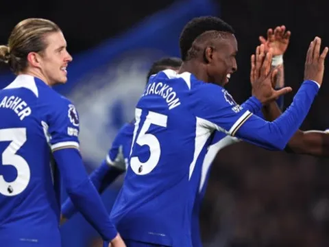 5 bàn nghẹt thở, Chelsea bám sát Newcastle
