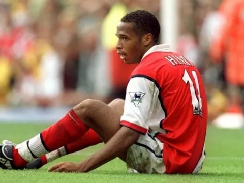 5 cầu thủ khởi đầu tệ như Havertz, nhưng thành huyền thoại Arsenal