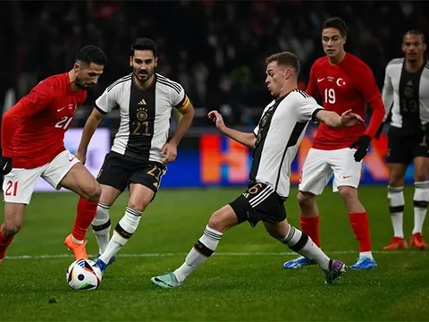 "Gundogan và Kimmich không phù hợp thi đấu cùng nhau ở tuyến giữa"