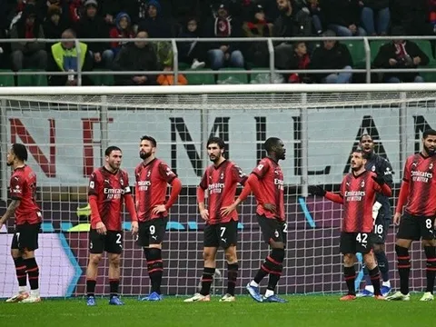 Cầu thủ AC Milan bị cổ động viên đội nhà la ó sau thất bại