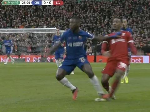 Pha bóng kinh tởm của Caicedo