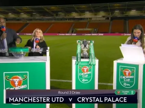 Bốc thăm vòng 3 Carabao Cup: Chelsea, Man Utd gặp khó; Newcastle chạm trán Man City