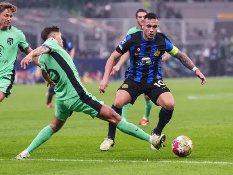 Lautaro nói gì với Arnautovic sau những pha bỏ lỡ?