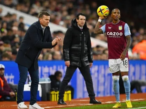 Bạn gái Bartra khoe ngực trần khiến NHM phấn khích