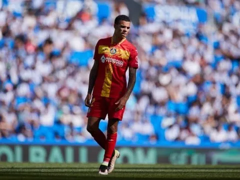 Mason Greenwood trở lại mặt đất