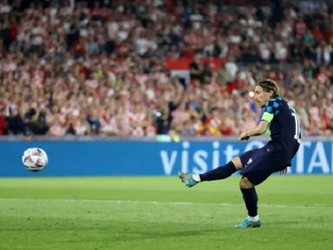 Michael Owen nói đỡ cho Nicolas Jackson