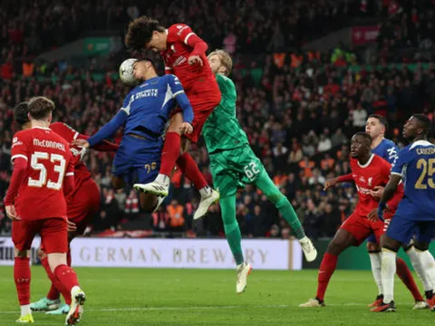 Gary Neville "hủy diệt" Chelsea