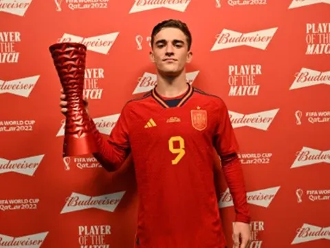 Sir Kenny Dalglish: "Khi bằng tuổi Gavi, tôi vẫn còn mọc mụn đầy mặt"