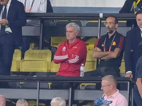 Không chỉ đạo, Mourinho gây chú ý ngoài đường biên