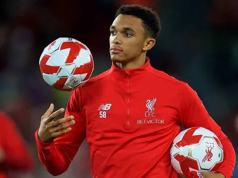 Alexander-Arnold nhận lời khen giá trị từ hậu vệ phải xuất sắc nhất mọi thời đại