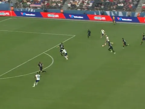 Tại sao Saka nhường Odegaard sút phạt đền?