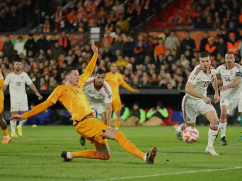 CĐV 'troll' nhiệt tình Weghorst