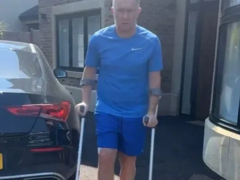 Scholes chống nạng sau pha vào bóng của Nani