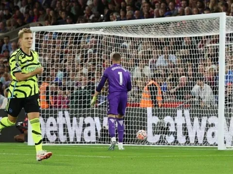 Owen thích thú hành động của Saka