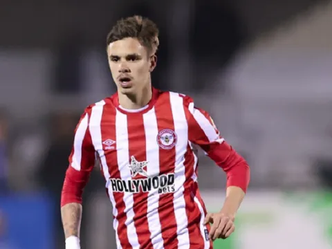 Đang thăng hoa, con trai Beckham bị gạch tên một cách bí ẩn