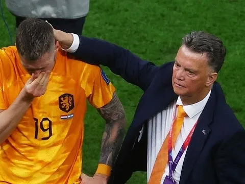 Louis van Gaal ca ngợi tính chiến đấu của Weghorst