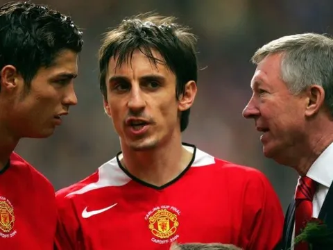 Ronaldo bị chê nhỏ nhen, Neville trả lời