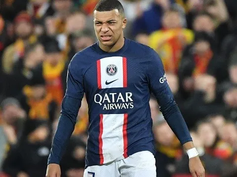 Vắng Messi và Neymar, PSG thua trận đầu năm