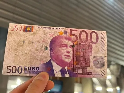 CĐV Real in tiền giả có mặt chủ tịch Barca