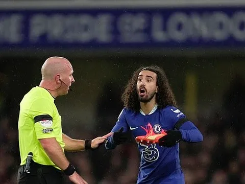 Hậu vệ Chelsea bị rách toạc giày, phải sử dụng 2 chiếc riêng biệt