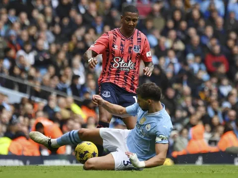 Ashley Young được khen ngợi trước Man City