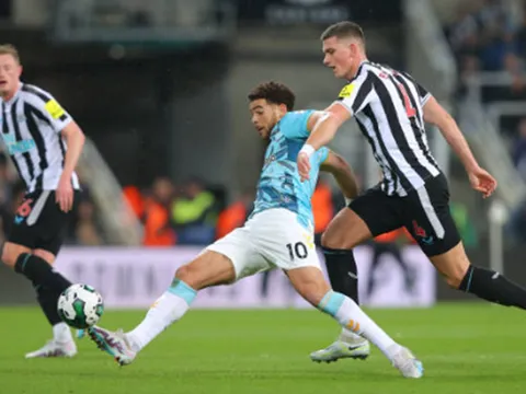 Milan hủy diệt Napoli; Thầy trò Mourinho áp sát top 4