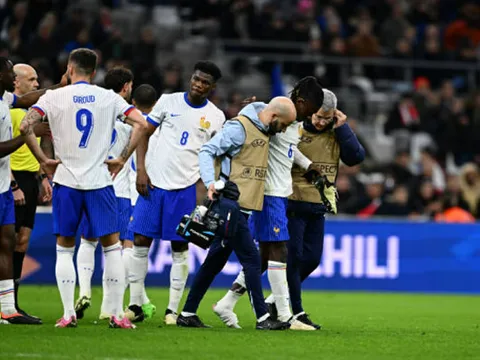 Camavinga tập tễnh rời sân, nguy cơ bỏ lỡ đại chiến với Man City