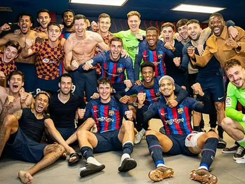 Chủ tịch Laporta ăn mừng với các cầu thủ