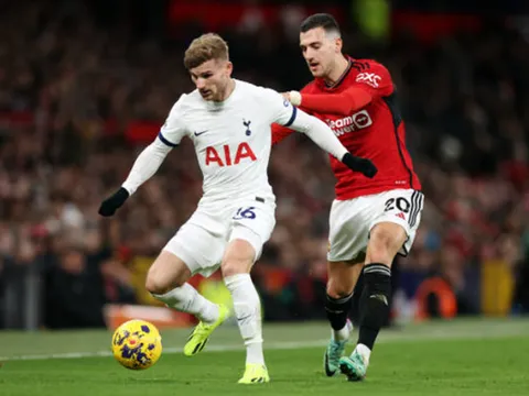 Kế lạ của Ten Hag nâng tầm Dalot