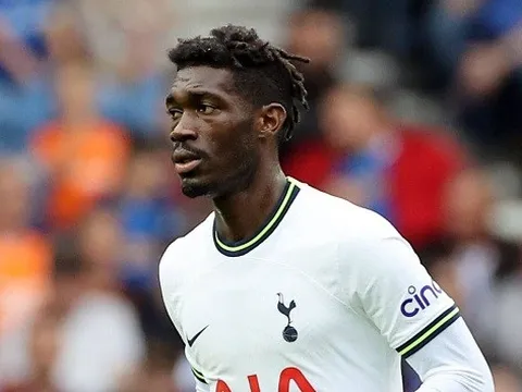 Trung vệ Milan tiết lộ cách thức 10 chống 11