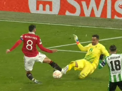 Bruno Fernandes thoát thẻ đỏ, chuyên gia đồng tình với trọng tài