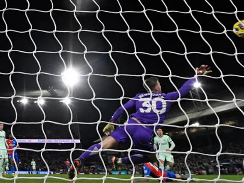 Man Utd may mắn khi đẩy được "của nợ"