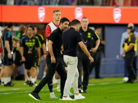 Arteta phản pháo chỉ trích của Xavi