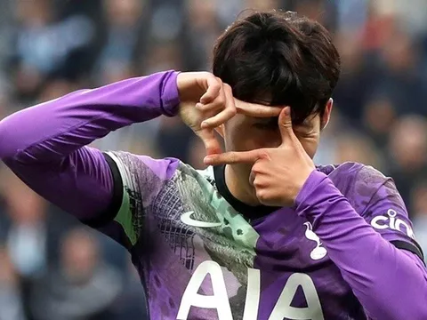 Adriano 'giải sầu' với 18 cô gái một lúc