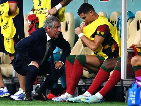 HLV Bồ Đào Nha: 'Ronaldo không vui khi ngồi dự bị'